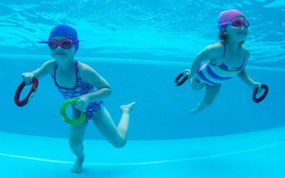 Úloha hry vo výučbe plávania – prečo sa deti učia rýchlejšie, keď sa bavia